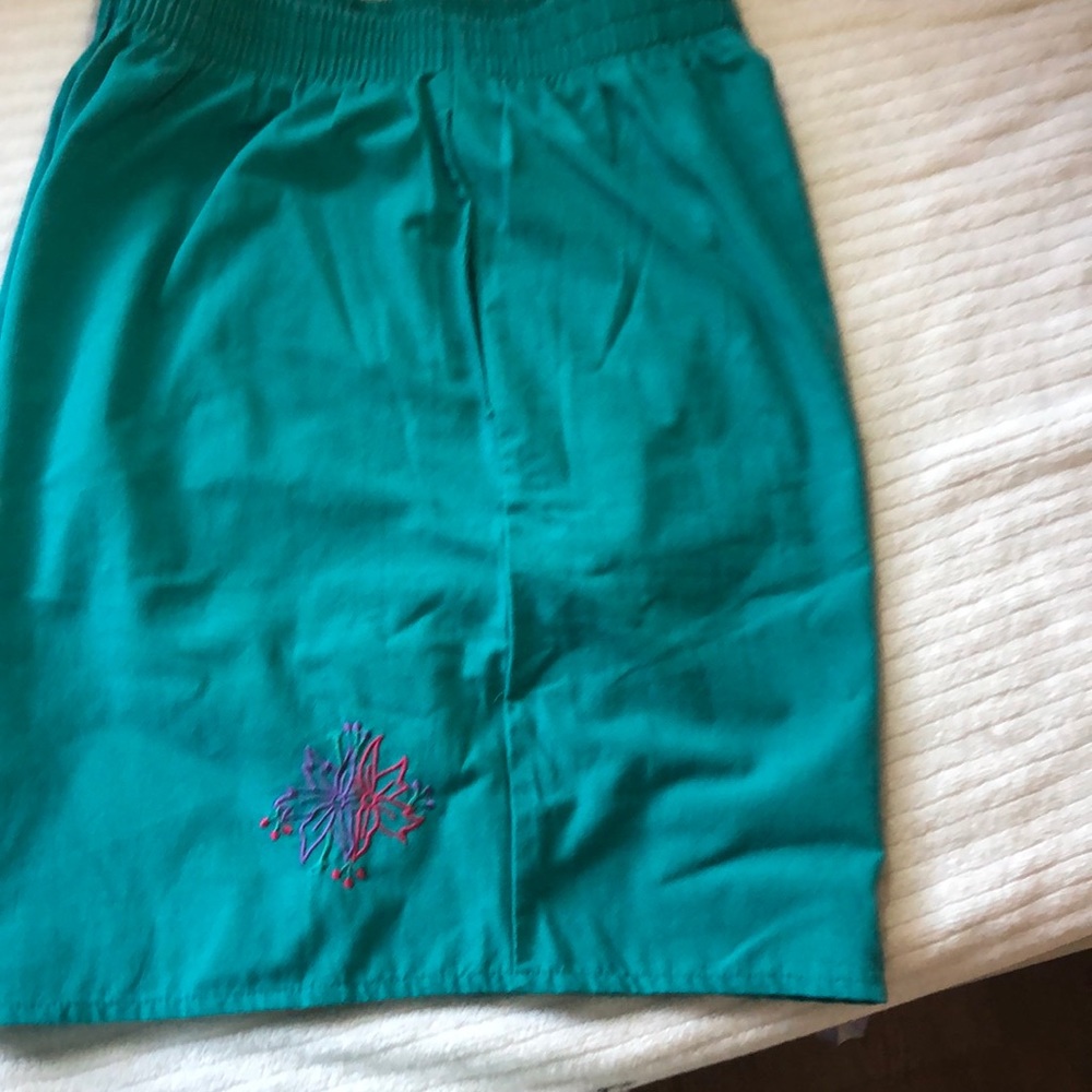 Shorts with side pockets and embroidered flower on leg- 20W